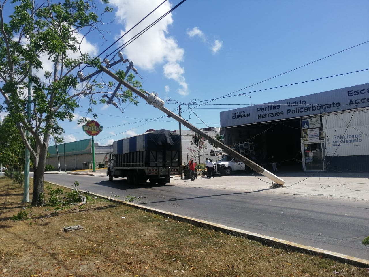 Personal de la CFE en Chetumal fue alertado del riego que el poste representa, para su inmediata reparación