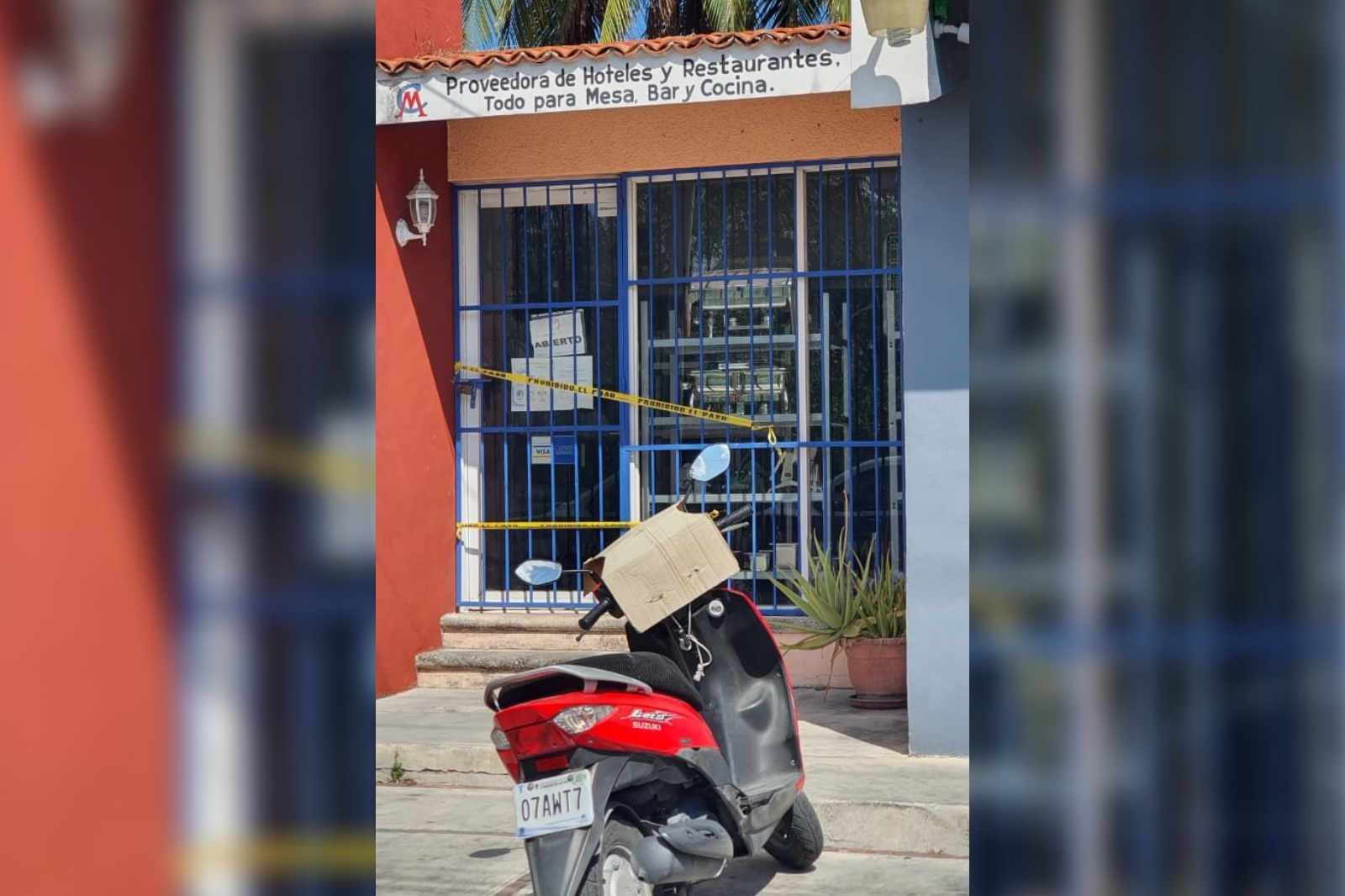 Los elementos policiacos de Cozumel acordonaron la entrada del negocio donde se registró el robo, para las indagatorias correspondientes