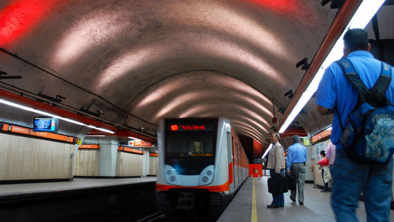 Aplauden a usuario del Metro por regresar dinero que se encontró en las instalaciones