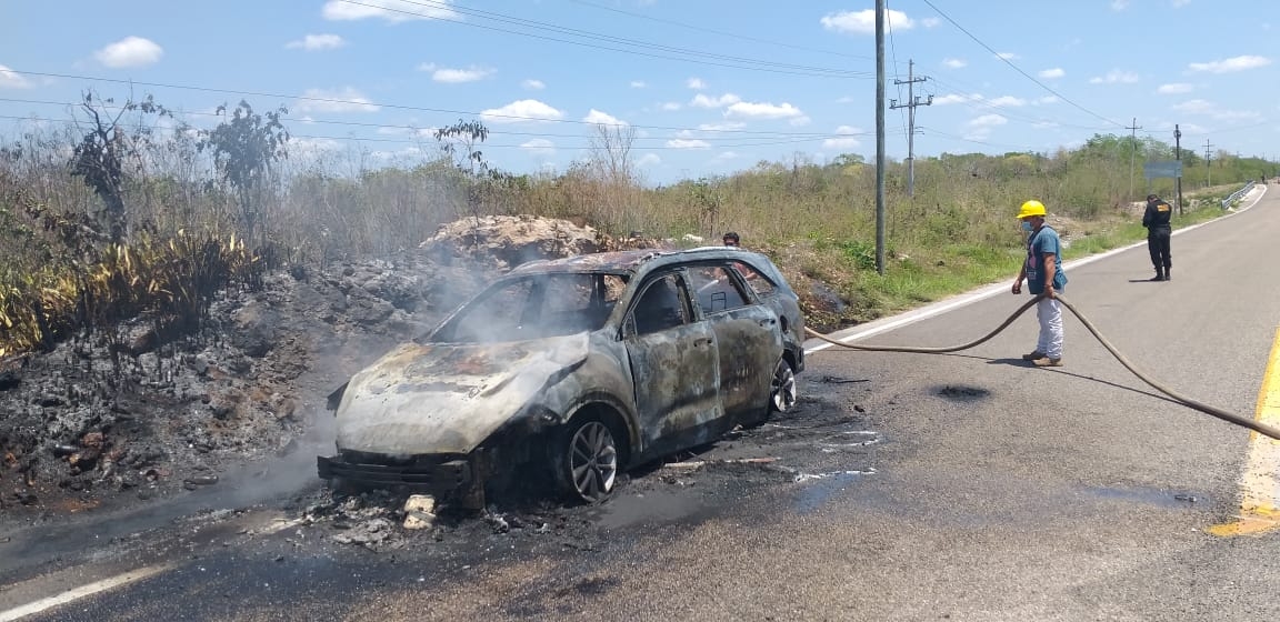 Auto de familia yucateca se incendia en la carretera Campeche-Mérida