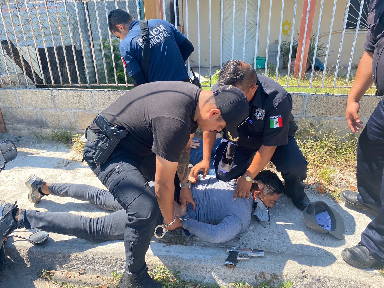 Los hombres fueron detenidos por la policía en Ciudad del Carmen