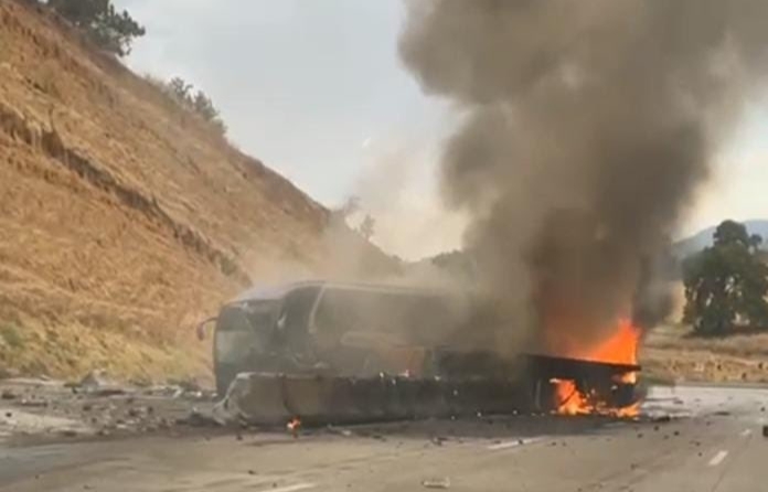 Accidente entre tráiler y autobús de pasajeros en la México-Puebla deja al menos 10 heridos