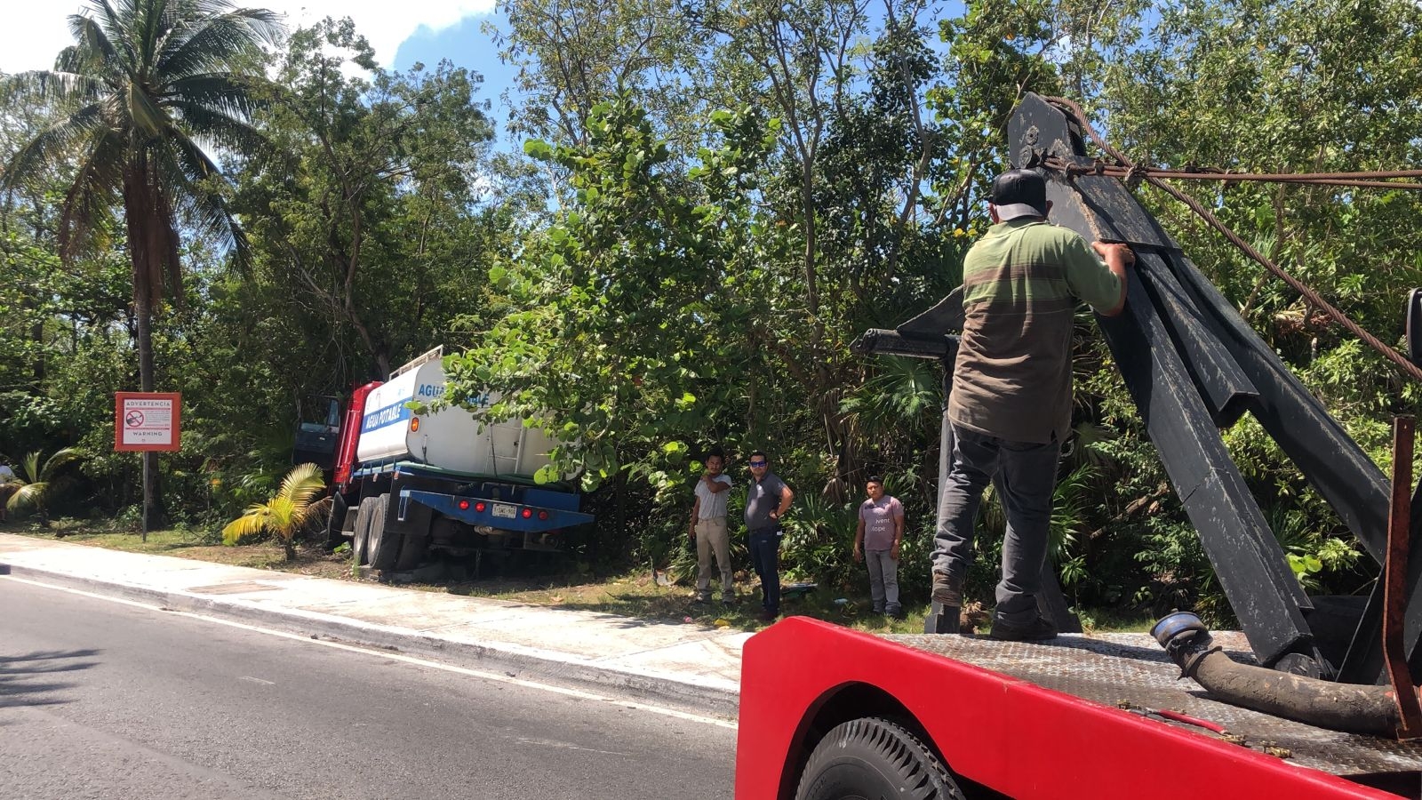 Chofer esquiva una moto y choca contra un árbol en la Zona Hotelera de Cancún