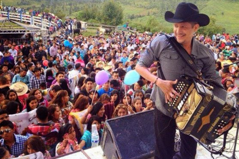 Apuñalan a mujer en escenario durante concierto de Paco Barrón y sus  Norteños Clan: VIDEO