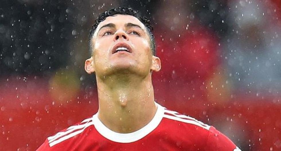 Aficionados del Liverpool y Manchester United realizan emotivo homenaje a Cristiano Ronaldo