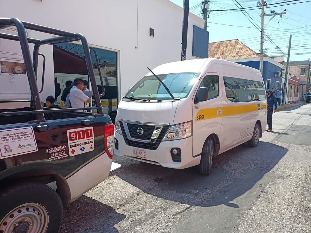 Conductor de combi intenta huir tras chocar automóvil estacionado en Ciudad del Carmen