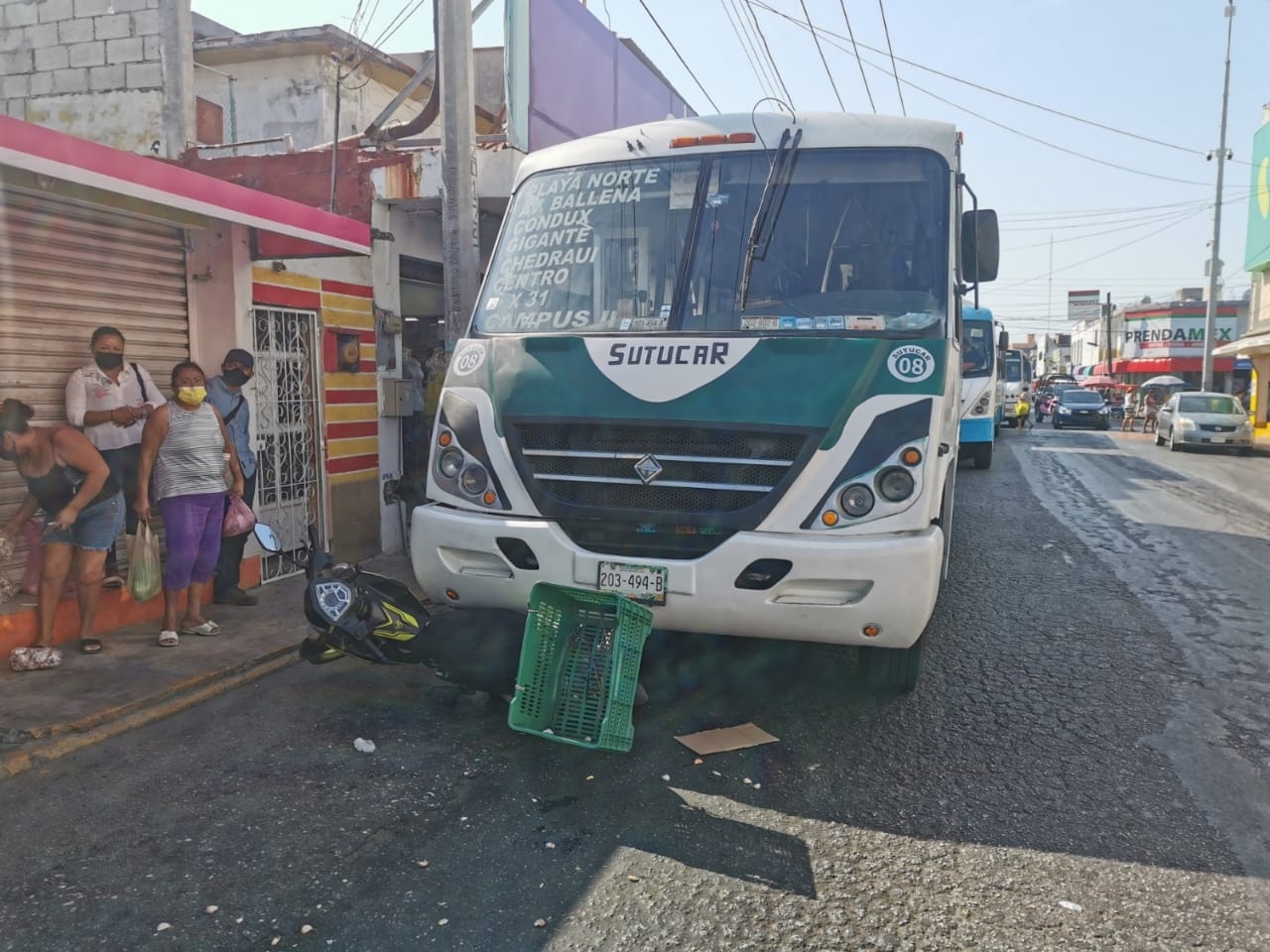 Camión atropella a pareja de motociclistas en Ciudad del Carmen; resultaron con lesiones