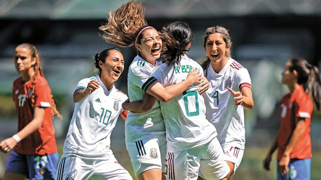 Durante el sorteo, se encontraba presente la entrenadora tricolor, la Profesora Mónica Vergara