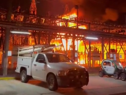 El incendio no cede ante los trabajos del cuerpo de Bomberos. Foto: Captura de pantalla