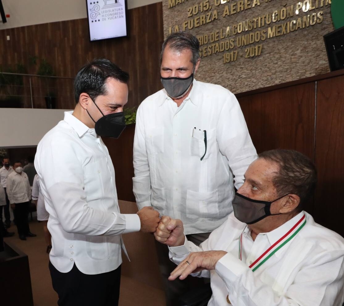 Mauricio Vila felicitó a José Manuel Díaz Rubio el pasado 11 de enero, tras recibir la Medalla 'Héctor Victoria Aguilar' en el Congreso de Yucatán