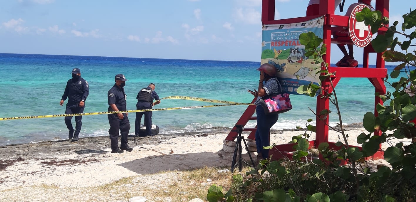 El cuerpo será sacado del agua para ser llevado a las instalaciones de Semefo de Cozumel por Servicios Periciales de la FGE Quintana Roo