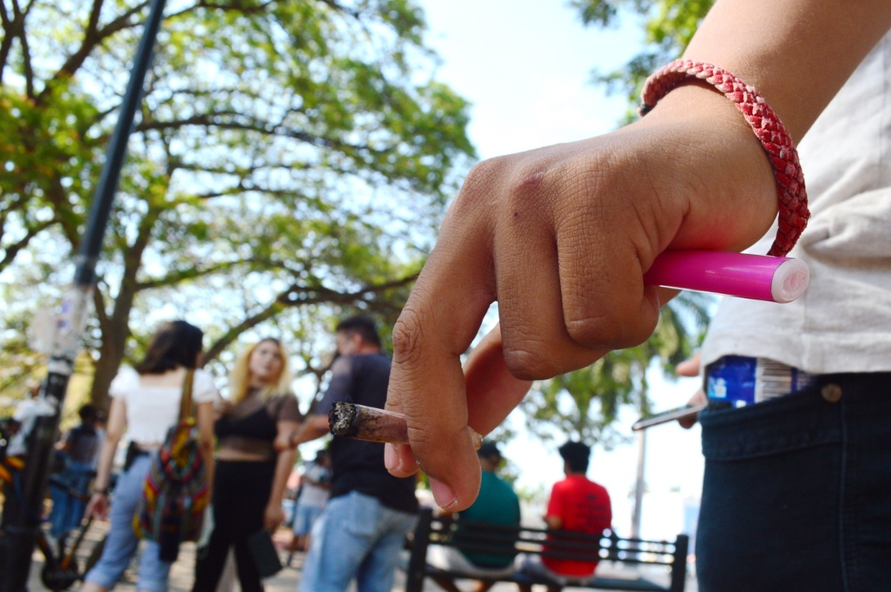 Jóvenes celebran 'fumaton' en Campeche pese a el hostigamiento de la policía