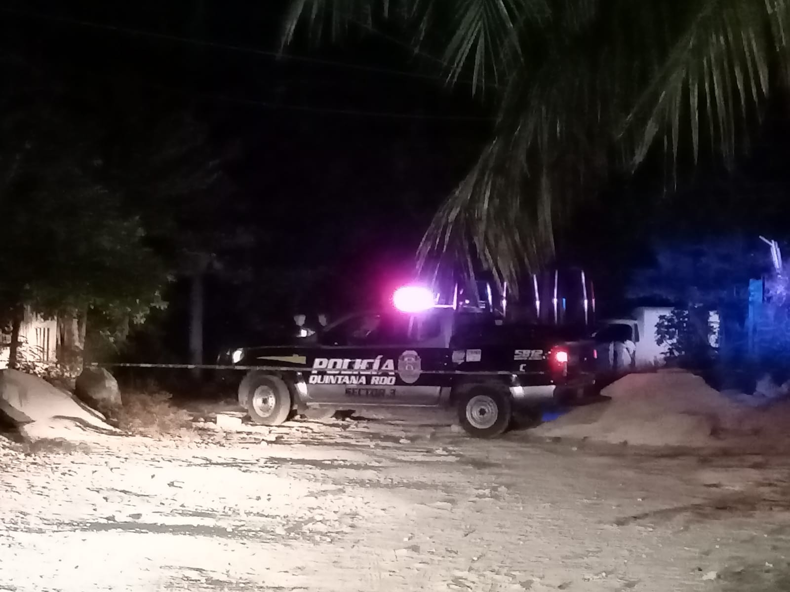 Hombre es asesinado a balazos en la Región 235 de Cancún; lo trasladaron en un taxi