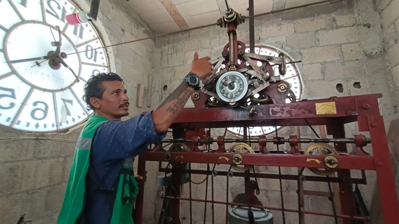 Reloj del parque Forjadores en José María Morelos