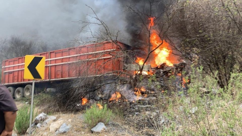 Mueren calcinados nueve personas tras choque en Tamaulipas