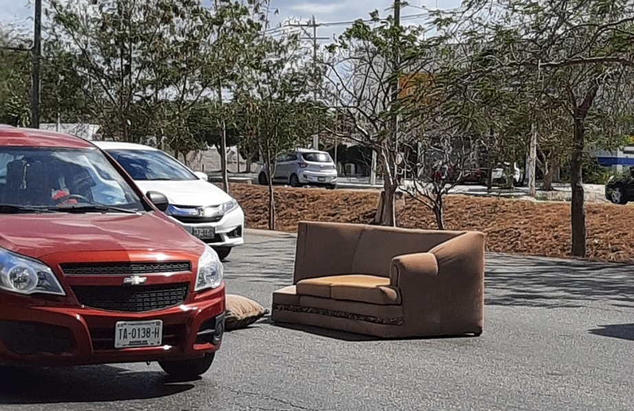 Abandonan sillón viejo en pleno Periférico de Mérida