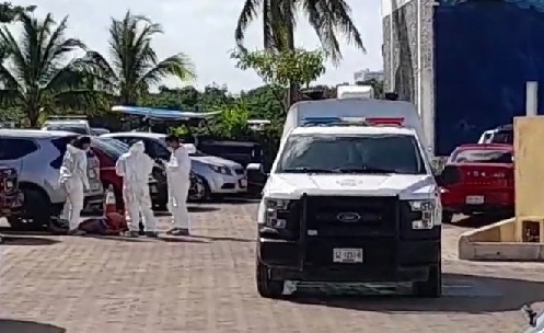 Hallan a un hombre muerto en un estacionamiento de la Zona Hotelera de Cancún