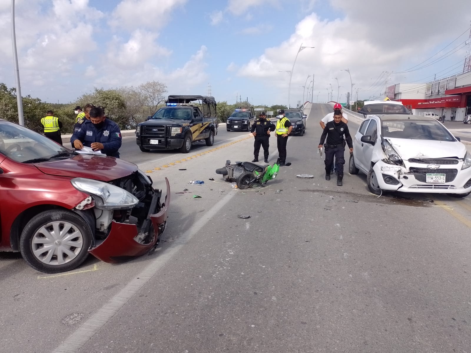 Dos automóviles terminaron en pleno Periférico tras protagonizar un choque