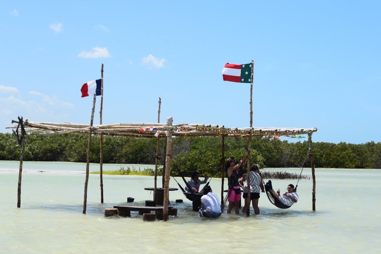 Una palapa con hamacas dentro de la ría de Chuburná es uno de los atractivos más solicitados