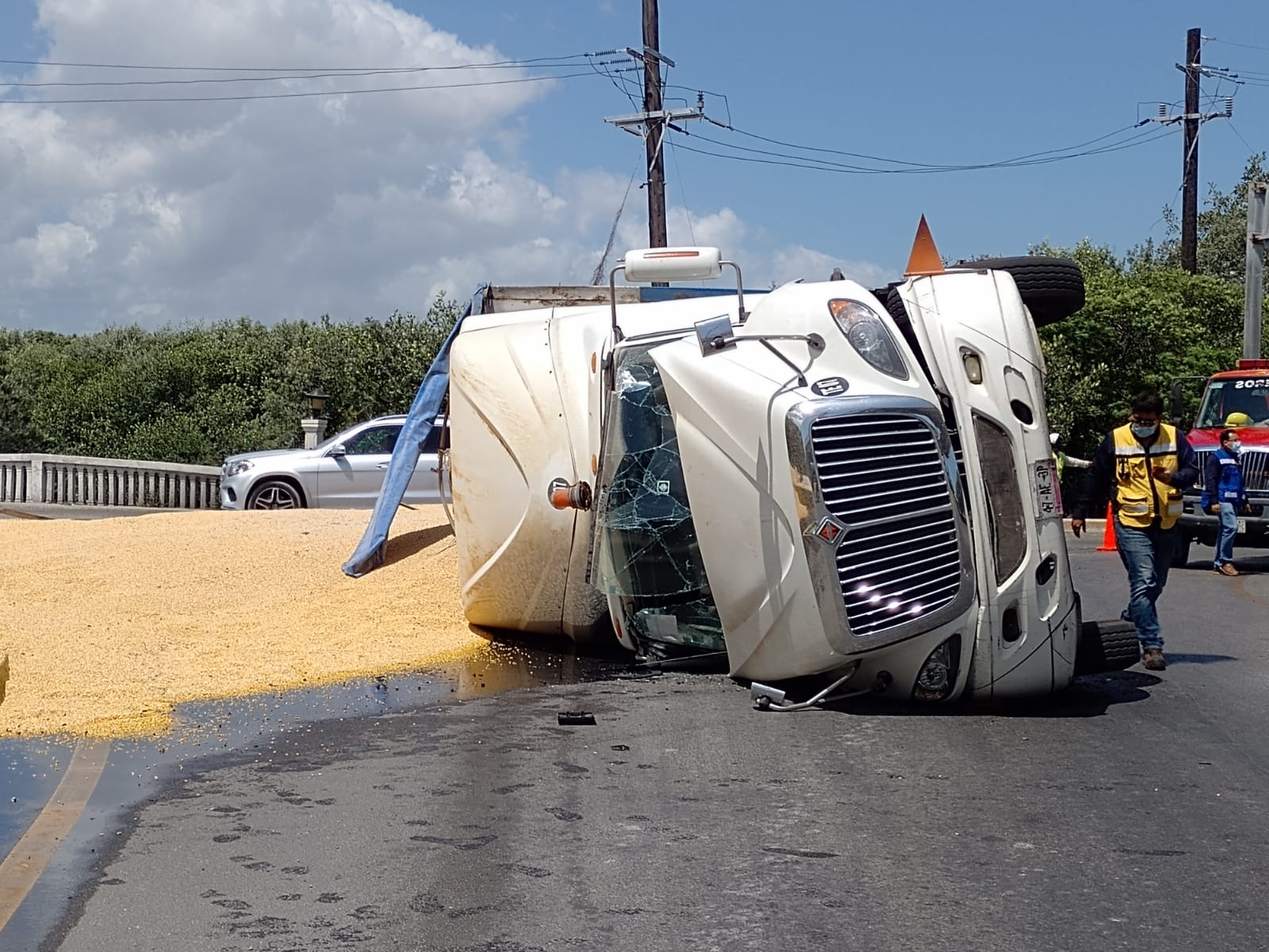 ¡Las tortillas! Vuelca tráiler con toneladas de maíz en Progreso