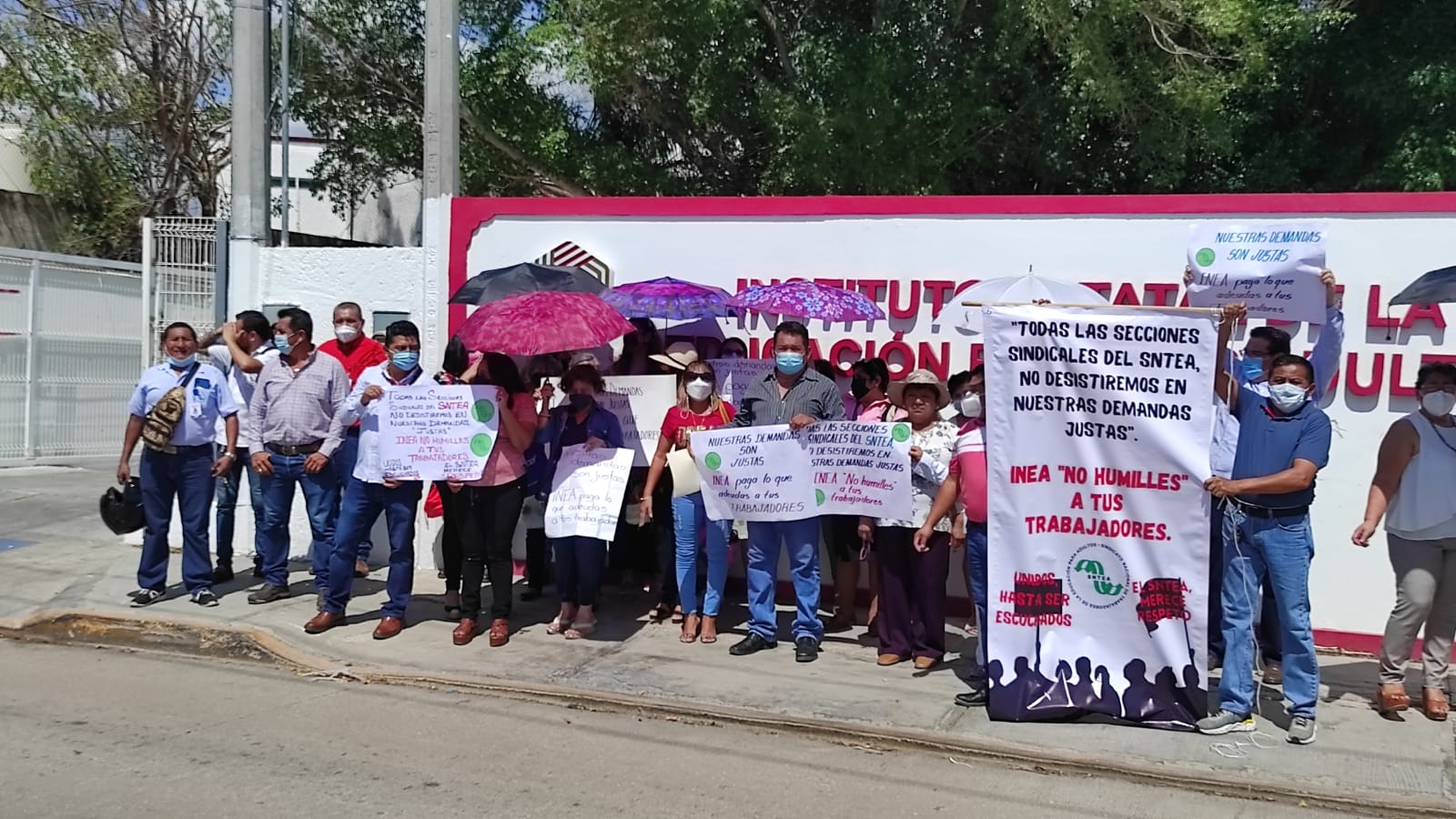 La manifestación pacífica se lleva a cabo debido a la falta de pago