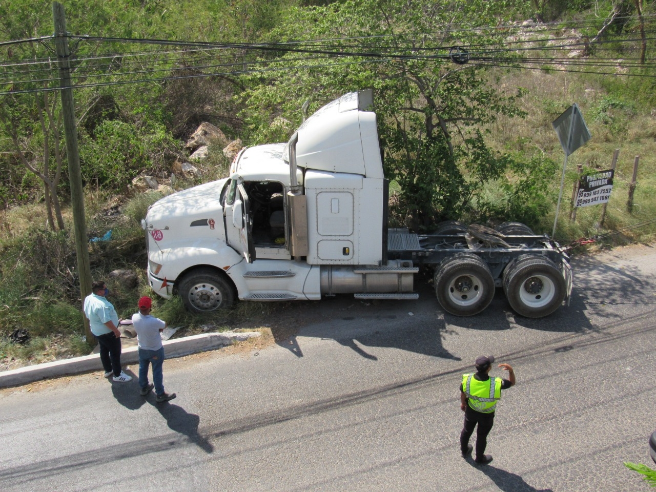 Tractocamión termina en el monte del Periférico de Mérida