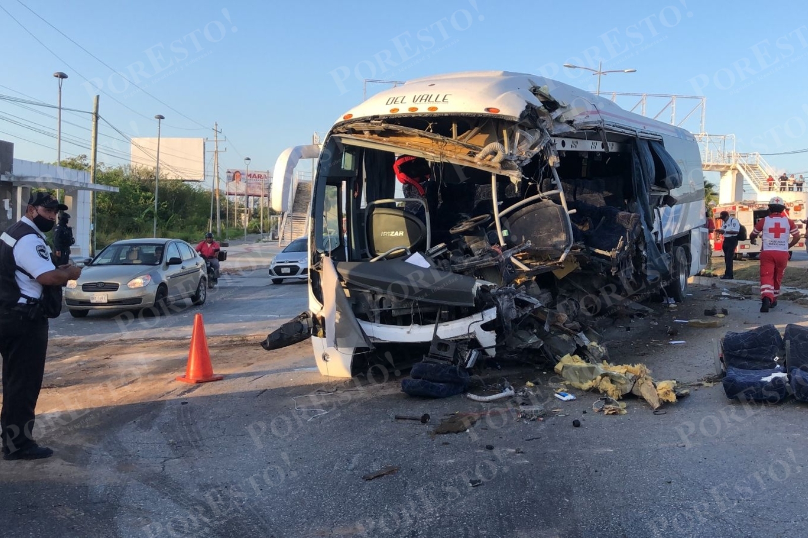 Paramédicos de la Cruz Roja ayudaron a rescatar al chofer del autobús, para trasladarlo a un hospital de Cancún