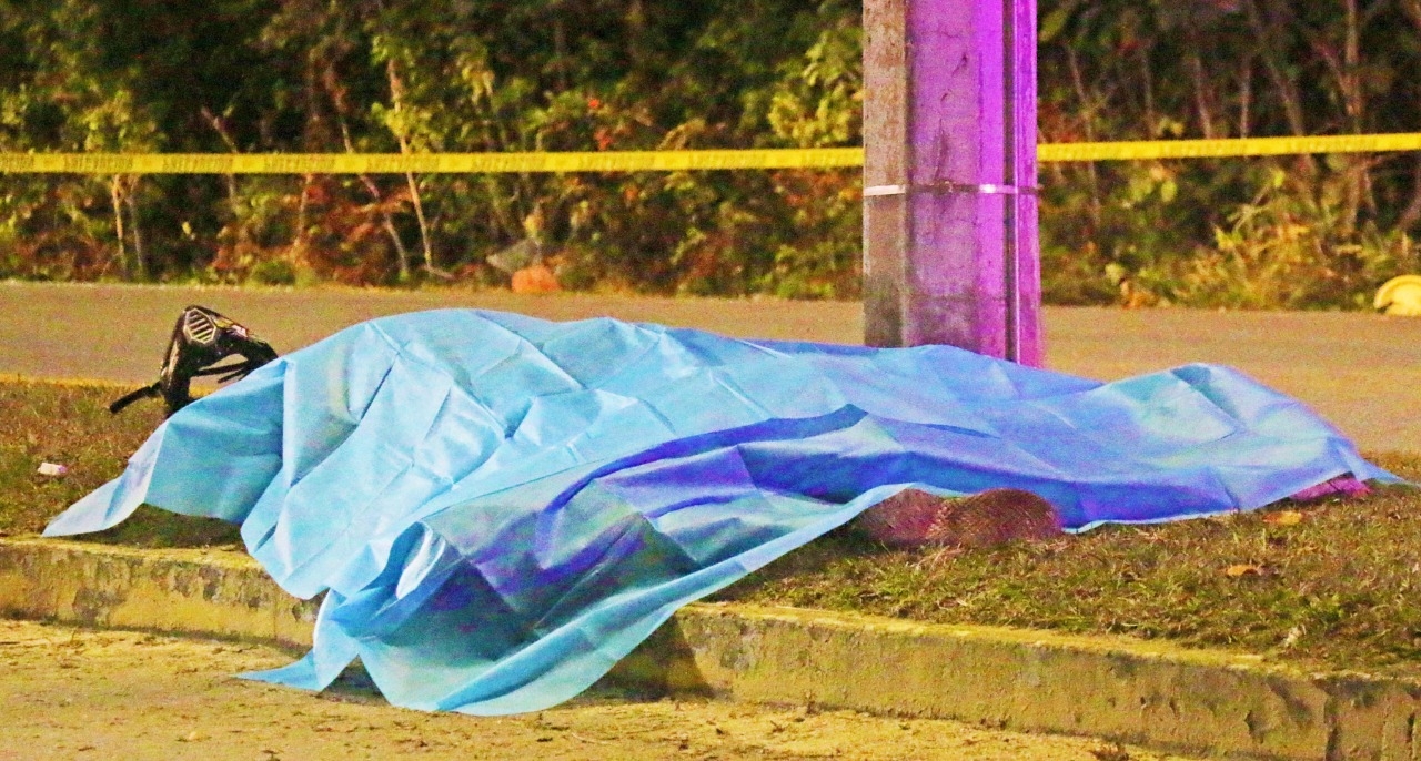 El cadáver de uno de los fallecidos quedó tendido junto a un poste, en una de las laterales de la carretera transversal de Cozumel