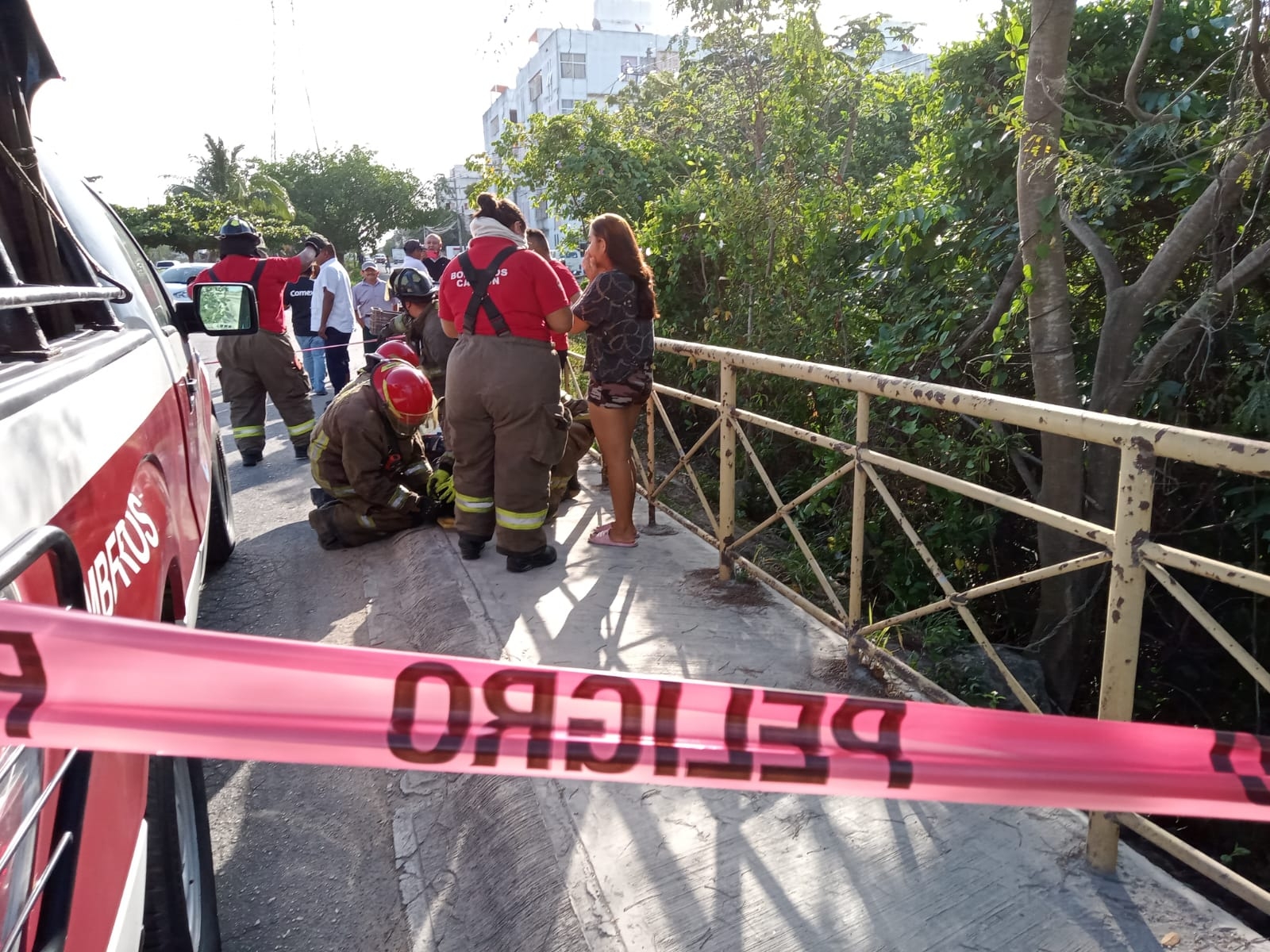 Según los vecinos, la motocicleta en el que viajaba el hombre quedó en el fondo del cenote