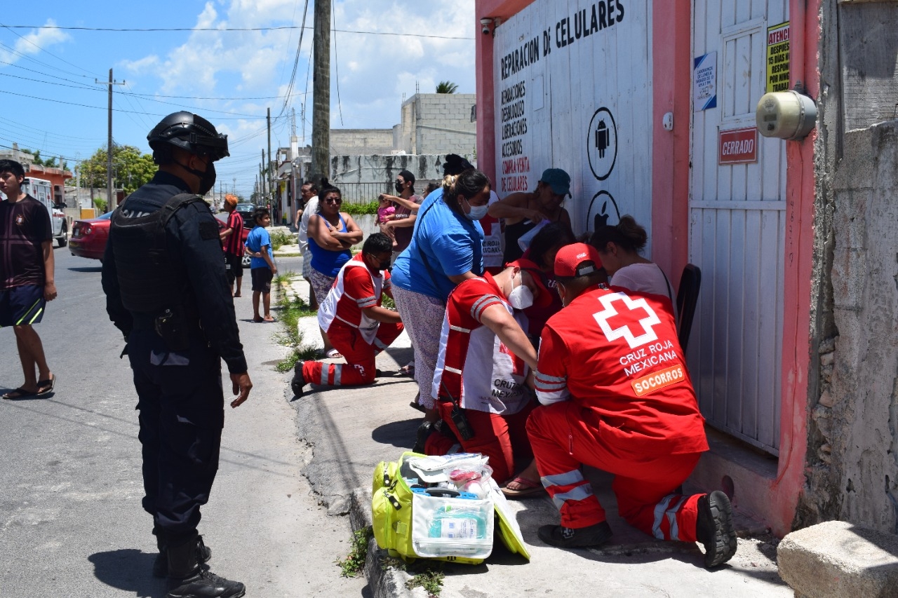 Paramédicos de la Cruz Roja llegaron al lugar del accidente para dar atención a las lesionadas