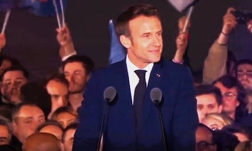 Emmanuel Macron dio un discurso frente a la Torre Effiel, tras su victoria electoral. Foto: Captura de pantalla