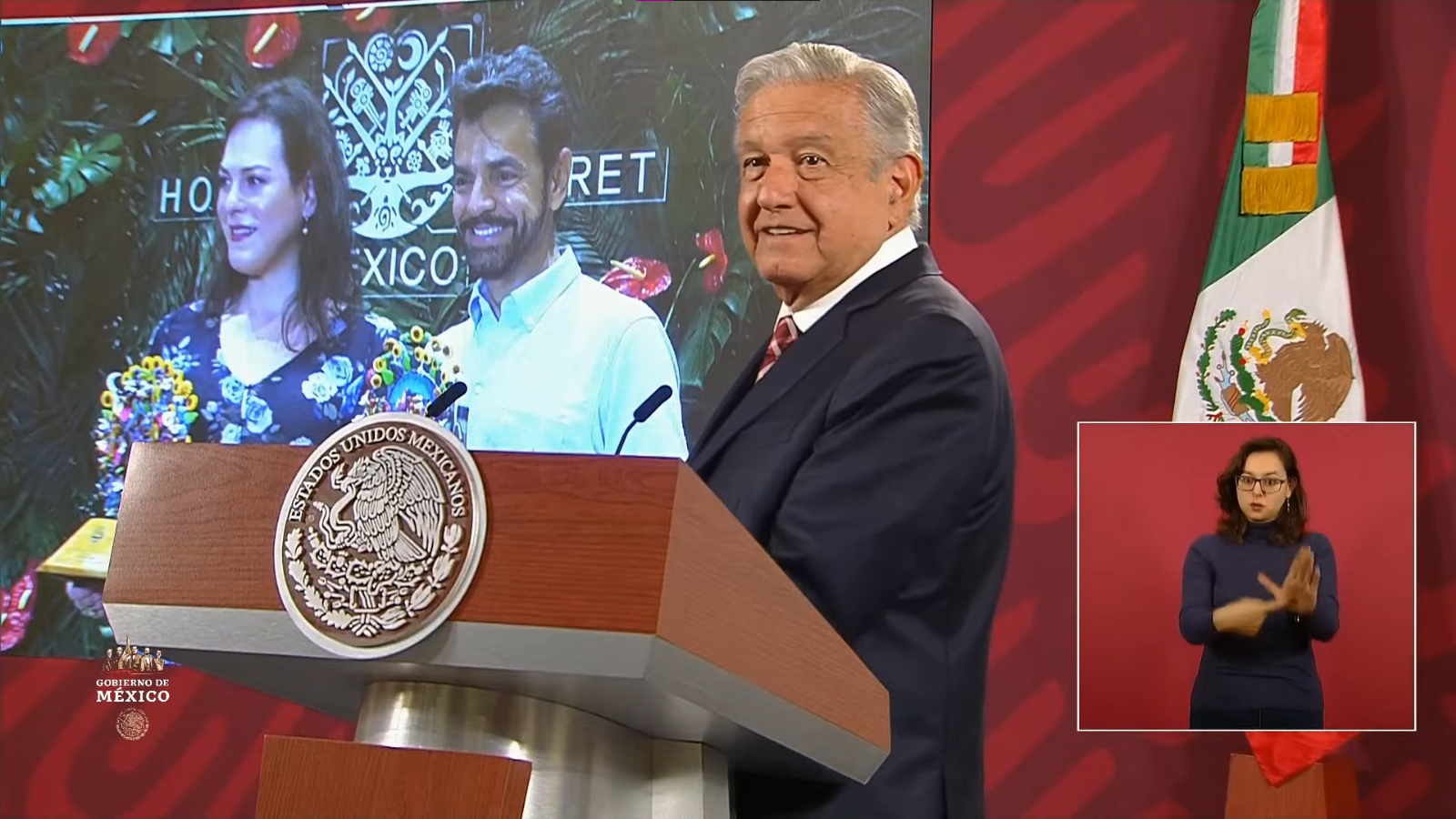 AMLO exhibe fotos de Eugenio Derbez en el hotel Xcaret Riviera Maya durante 'La Mañanera'