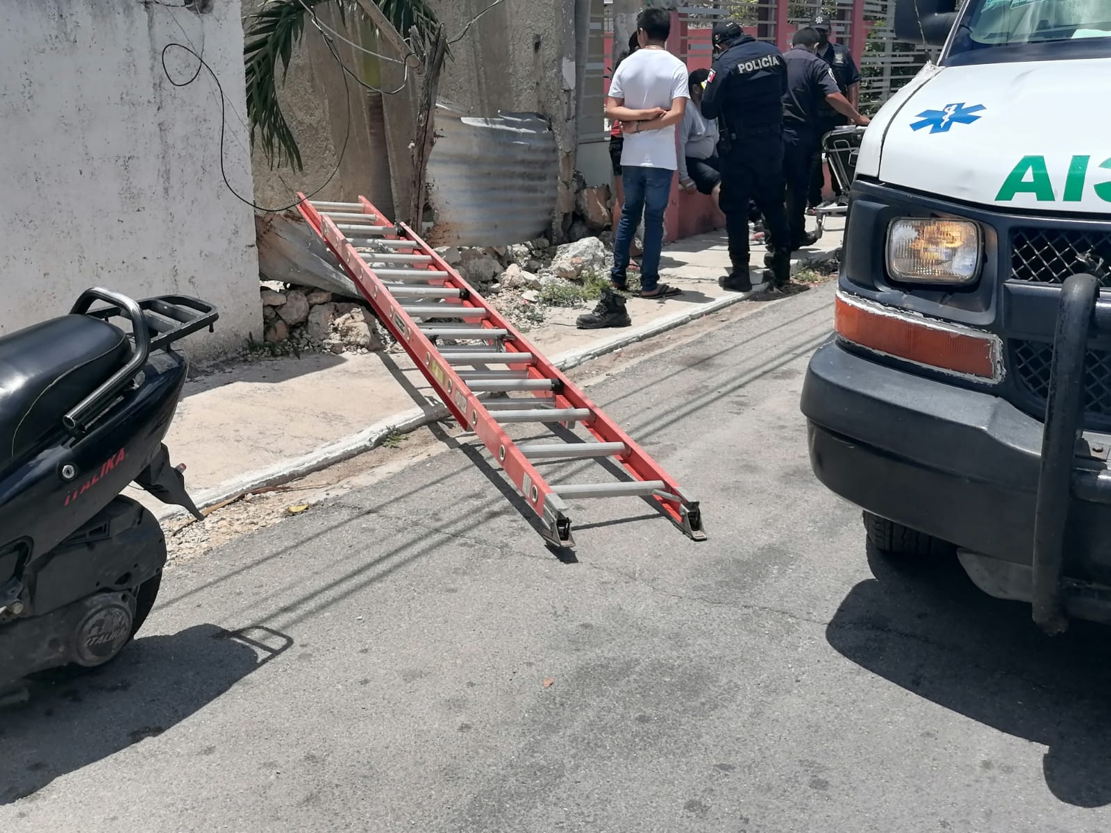 La escalera mal colocada causó que el hombre cayera