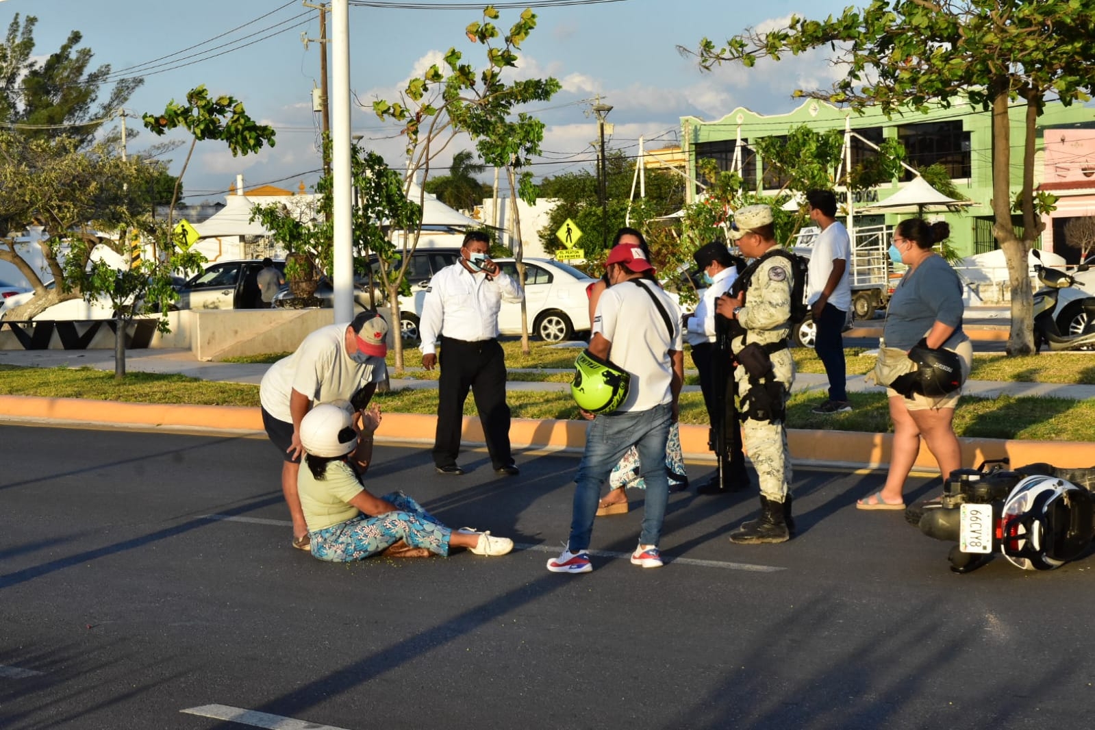 La afectada quedó tirada en la avenida, por lo que paramédicos del SAMU la atendieron