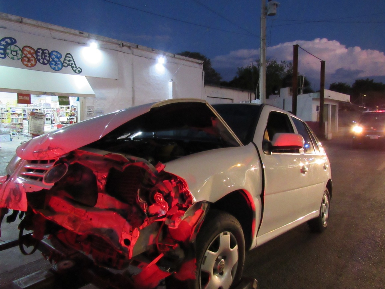 Uno de los autos quedó destrozado al frente