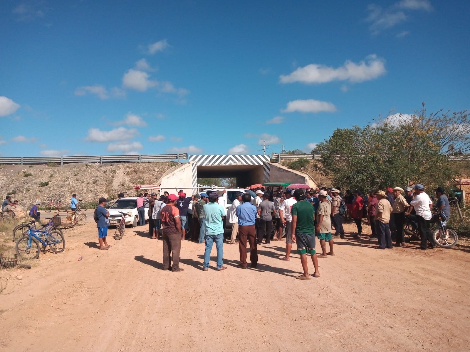 Campesinos acusan de robo a la empresa porque se lleva la piedra caliza sin avisar