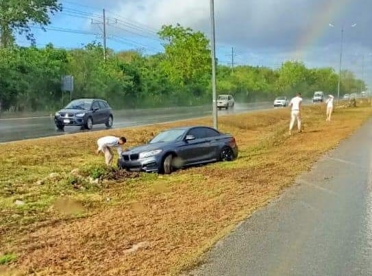 Por ir a exceso de velocidad, conductor de un BMW se accidenta en Playa del Carmen