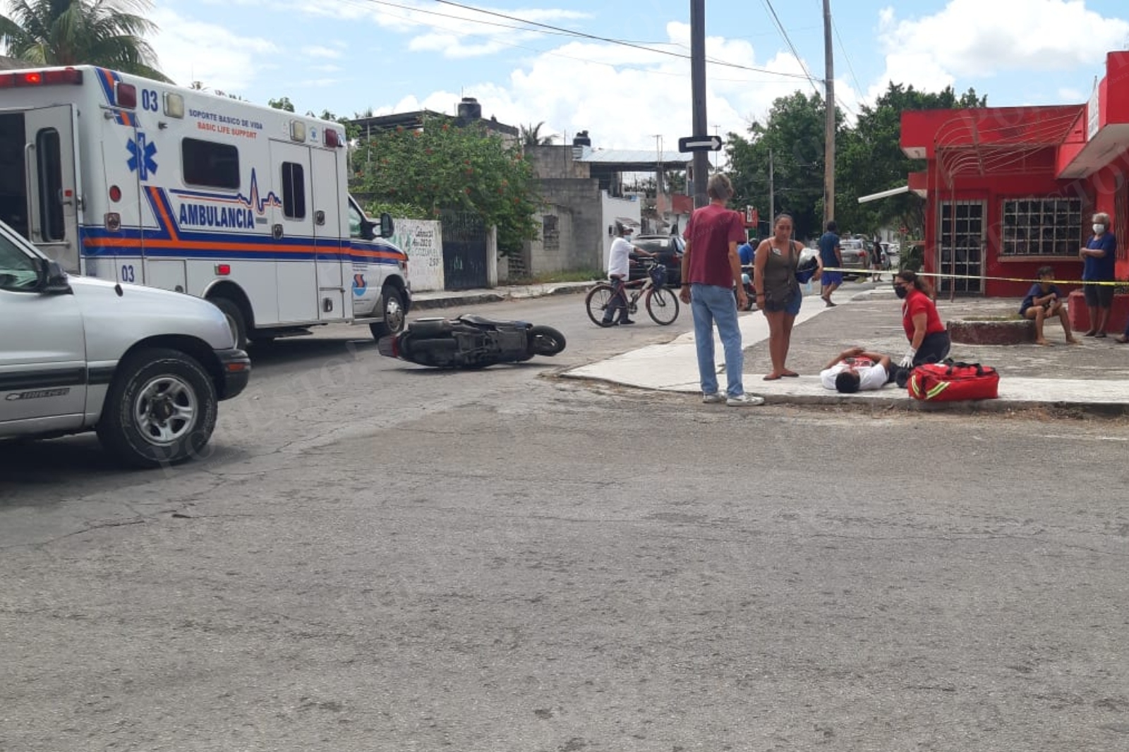 Automovilista se 'vuela' un alto y manda a un motociclista al hospital en Cozumel