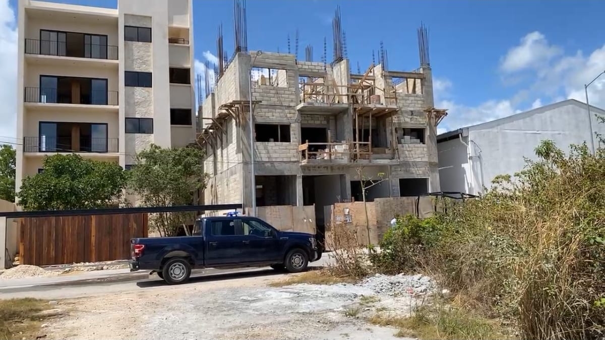 La construcción, localizada en la colonia Forjadores de Playa del Carmen, fue verificada por Protección Civil tras la caída del obrero