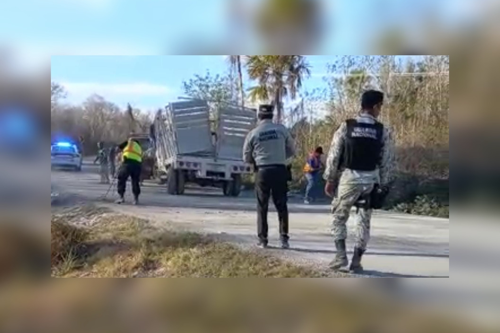 Camioneta con material de construcción vuelca en la Zona Maya de Quintana Roo