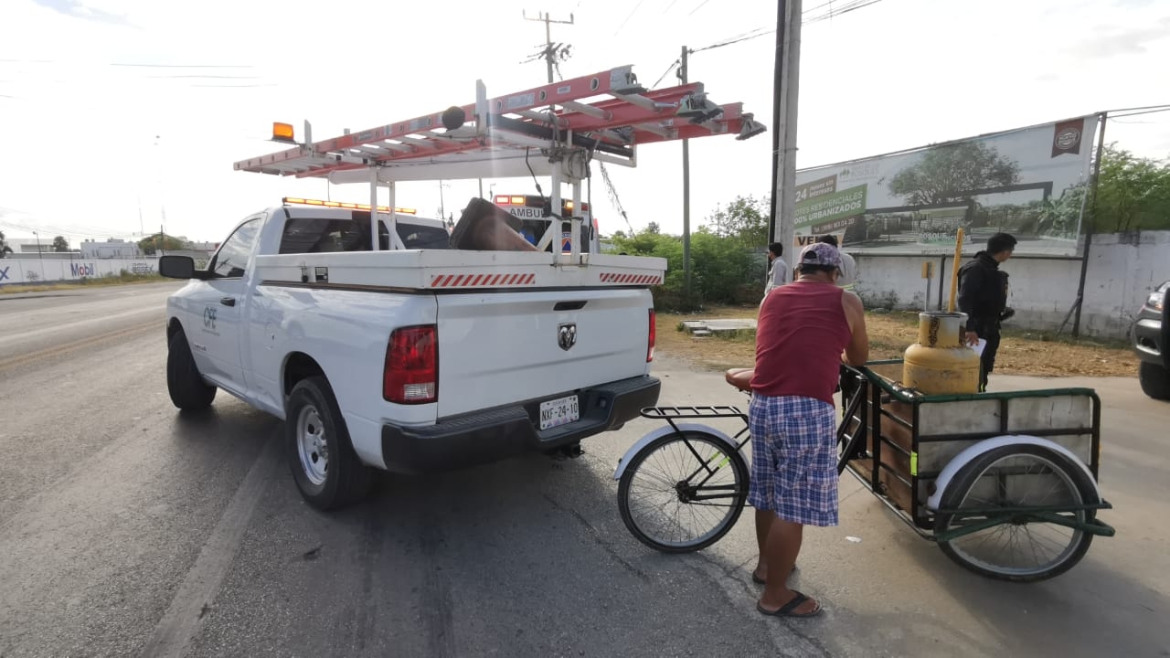 La camioneta de la CFE atropelló a la pareja abordo de su triciclo