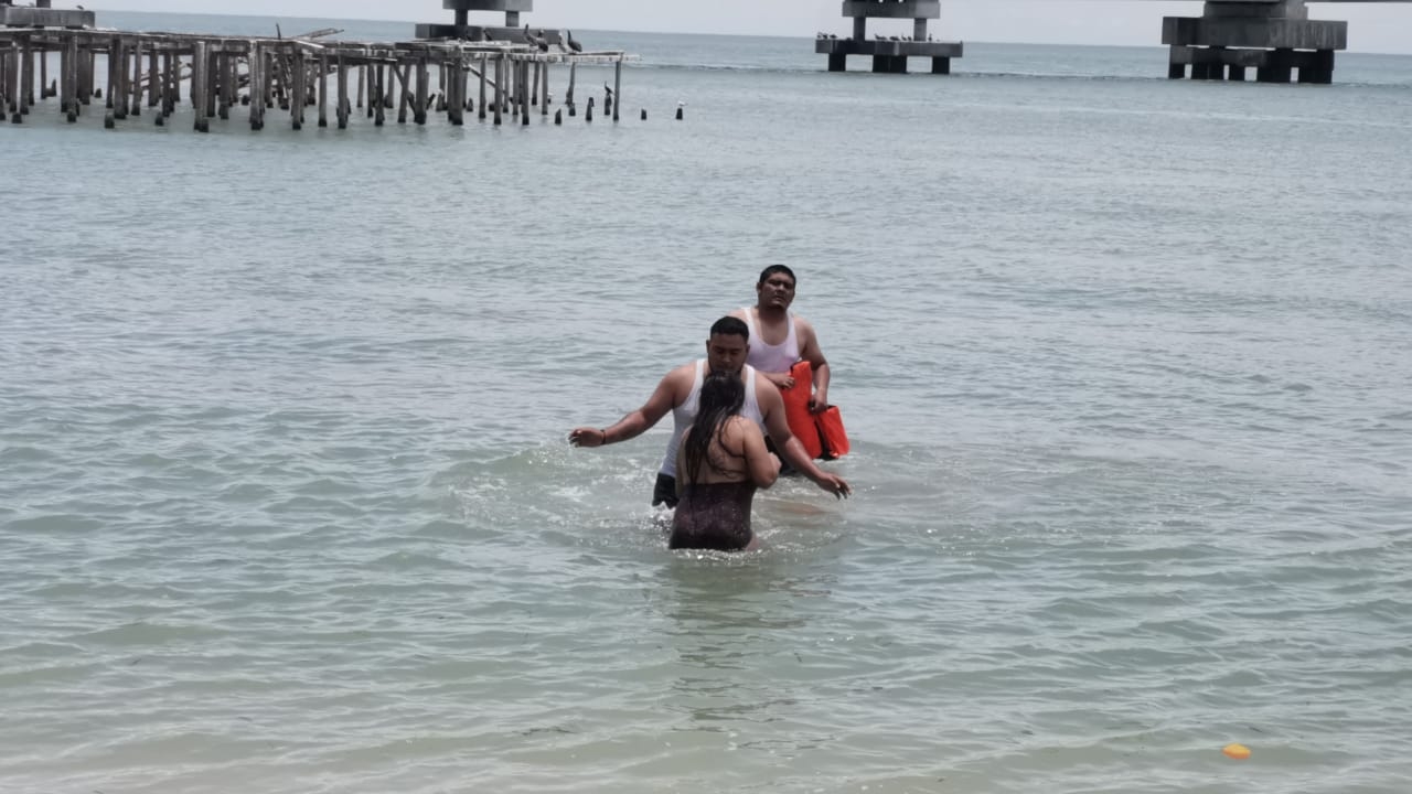 ¡Me voy a suicidar!: Mujer entra al mar con una soga en el cuello en Ciudad del Carmen