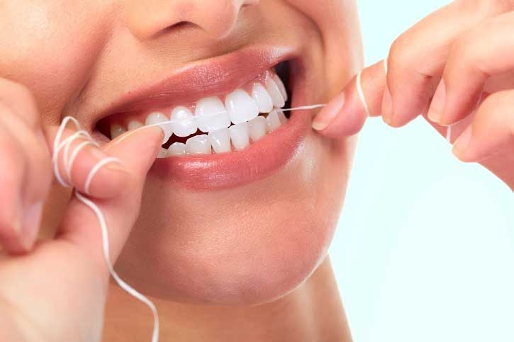 La higiene dental sugiere lavar los dientes cuatro veces al día