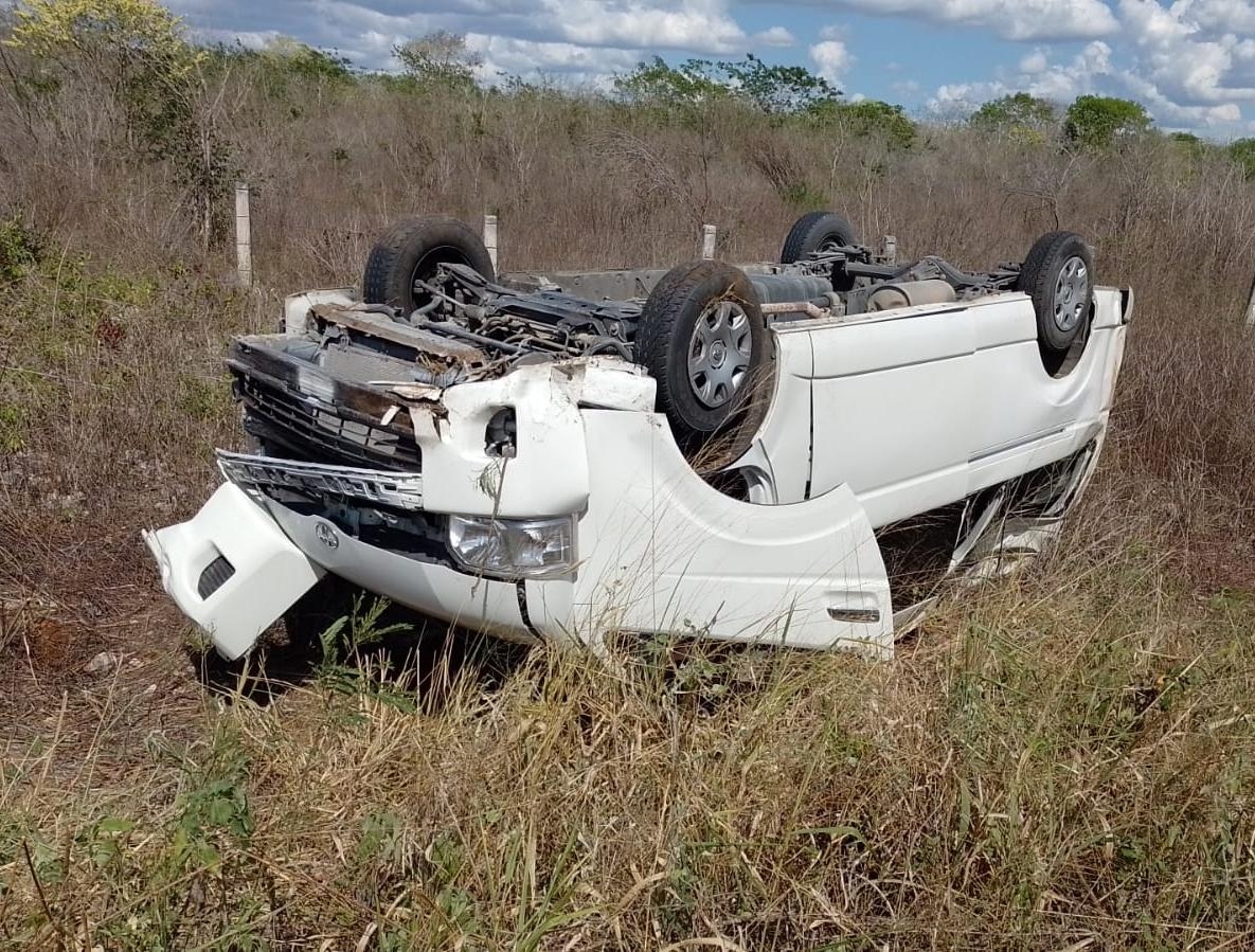 El auto terminó totalmente volcado