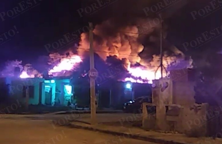 El incendio se ha propagado por otras bodegas. Foto: Por Esto!