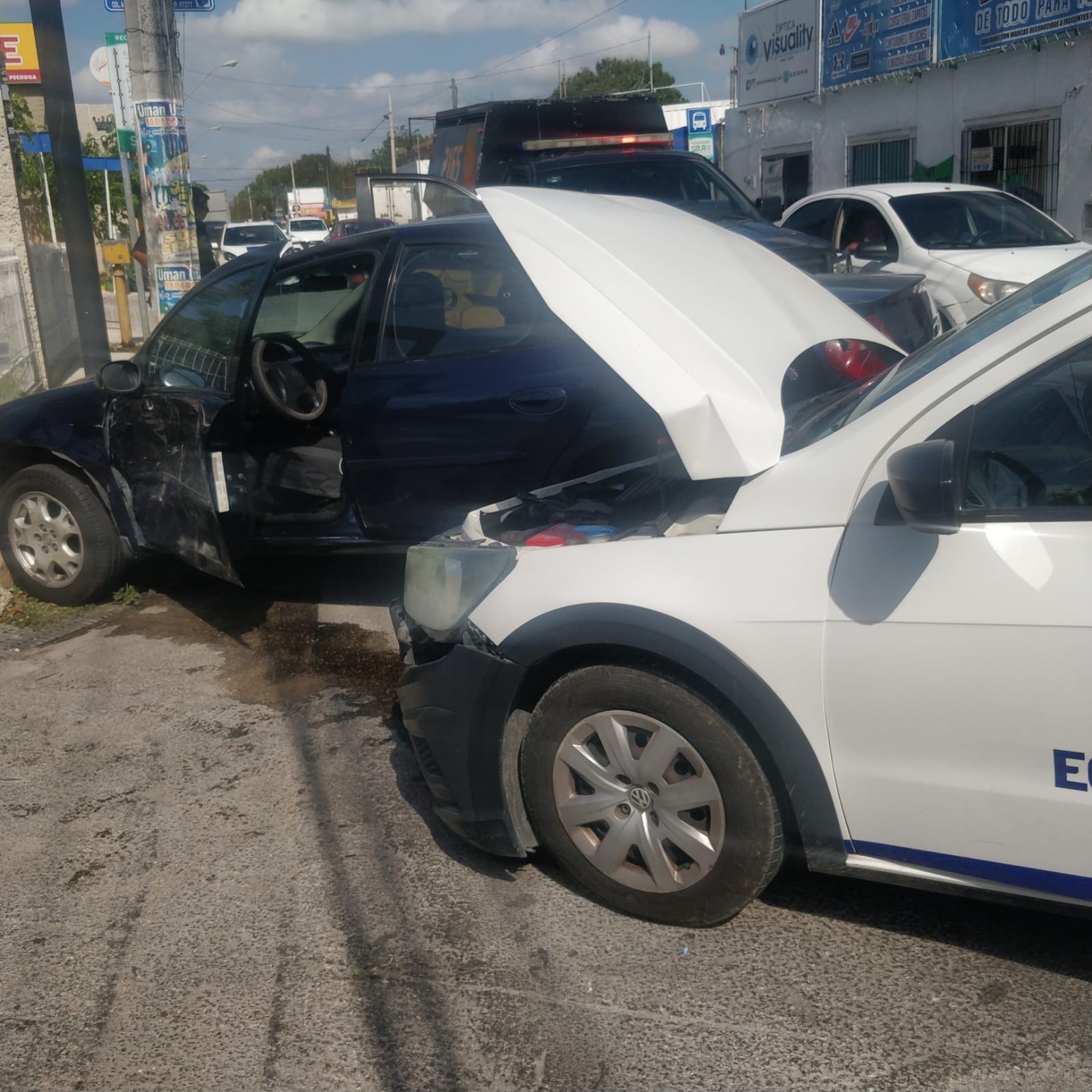 Conductor se 'vuela' el semáforo y causa choque en la Circuito Colonias de Mérida