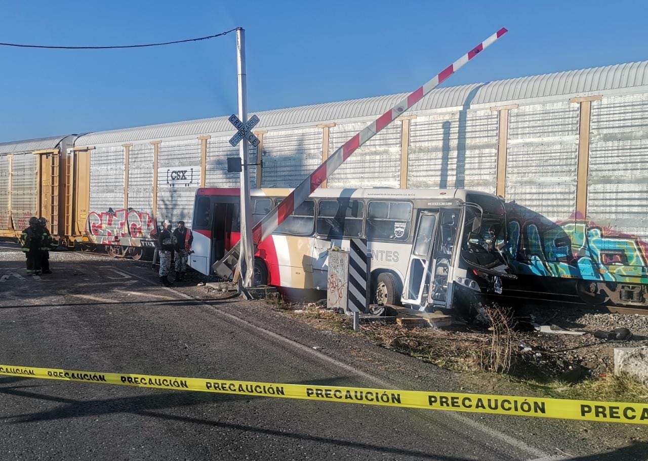 El operador del autobús de la línea Insurgentes habría tratado de ganarle el paso a la locomotora