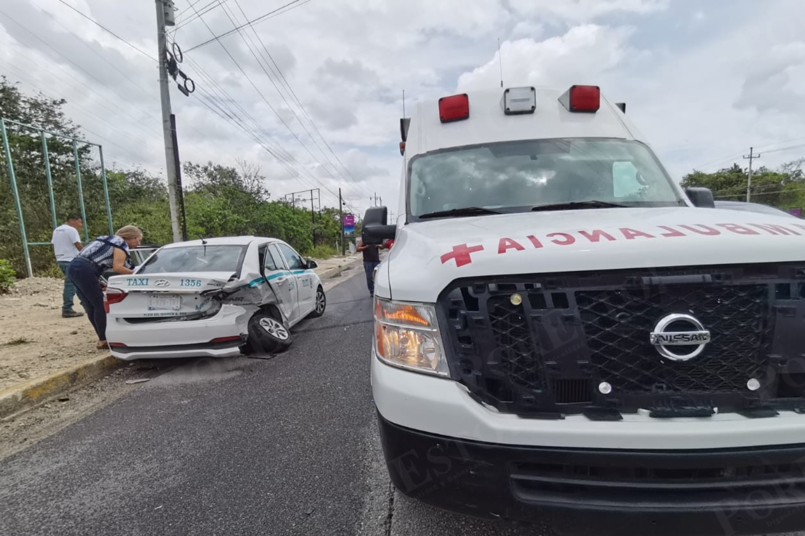 Uno de los choferes de taxi se negó a ser trasladado a un hospital en Playa del Carmen tras el choque, permaneciendo en el lugar