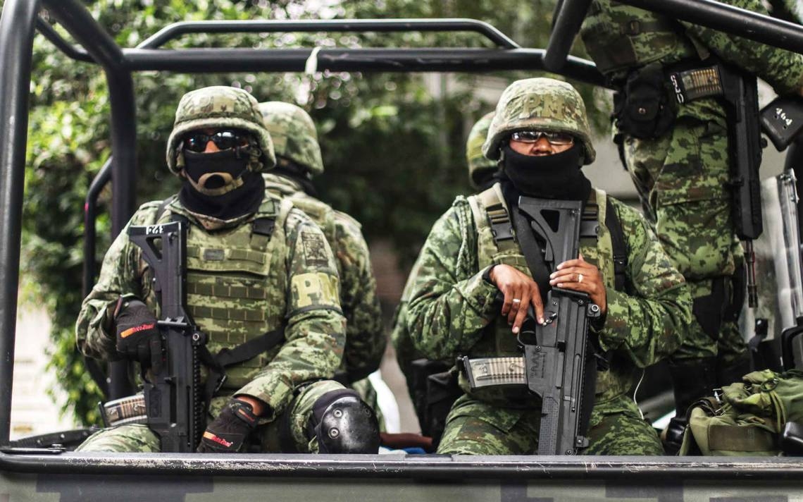 Revelan video de miembros del Cártel de Sinaloa sometiendo a supuestos militares