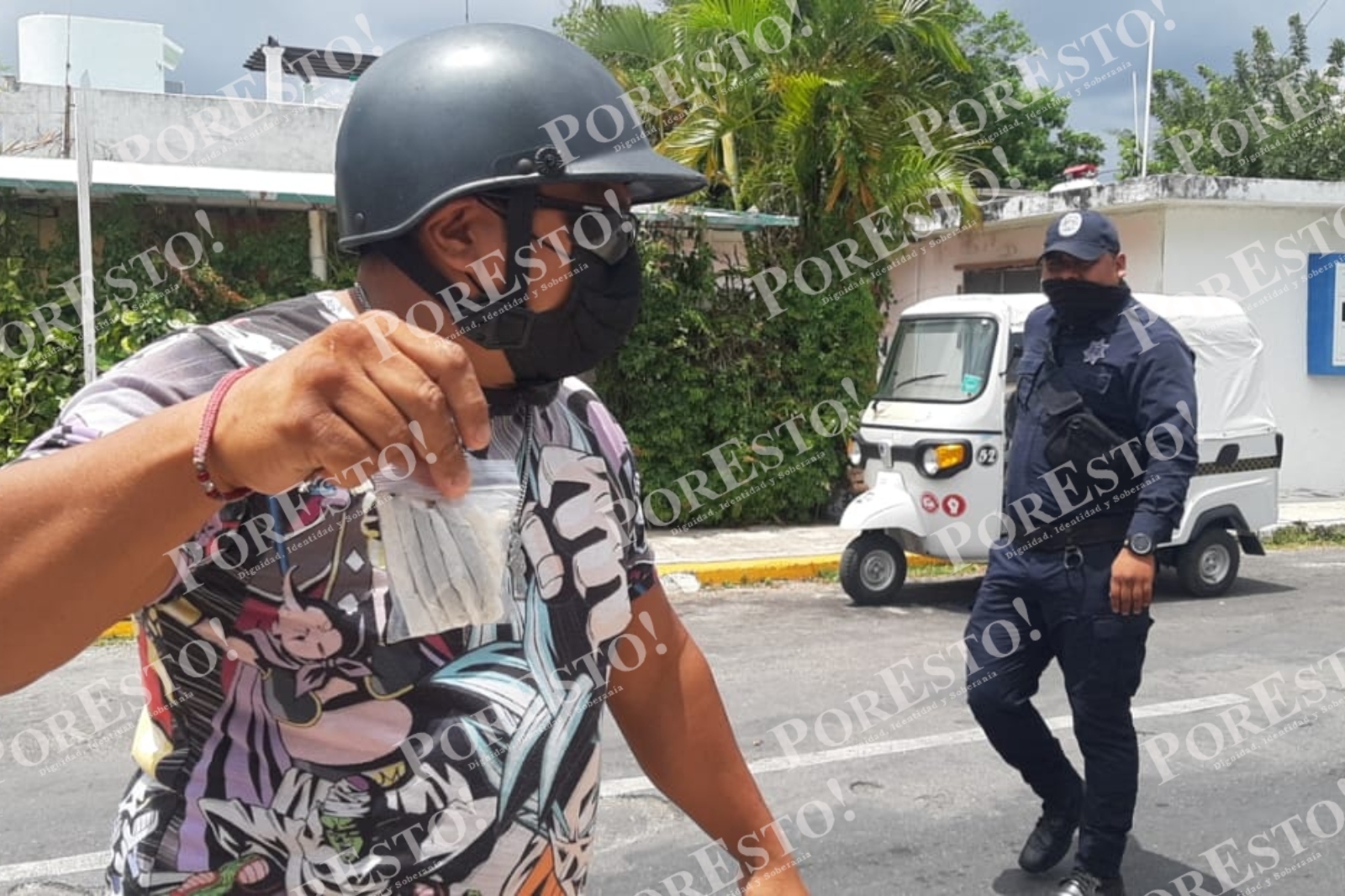 Expolicía detenido en Cozumel acusa que le sembraron droga y la muestra al momento: VIDEO